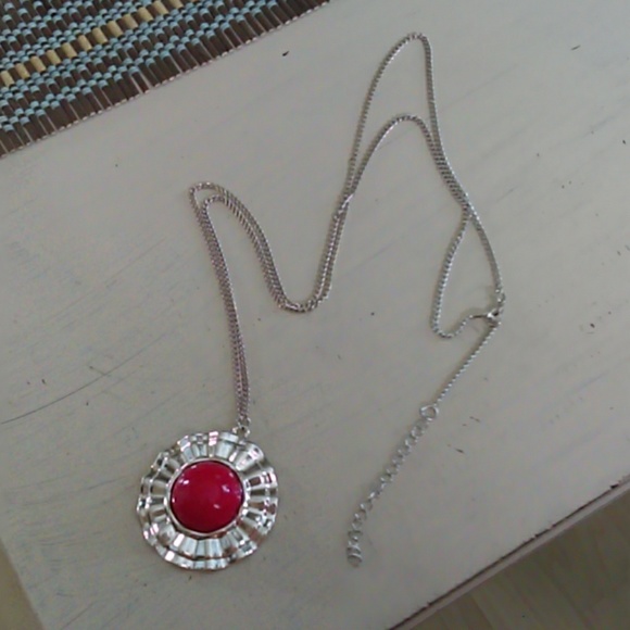 Long red medallion necklace - Picture 2 of 2